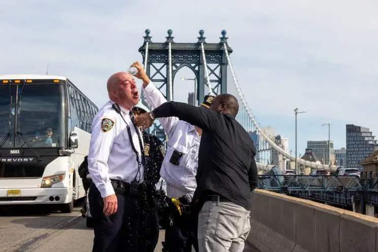 纽约警方高官用制暴喷雾驱散挺巴抗议者，不慎喷到自己脸上，表情痛苦