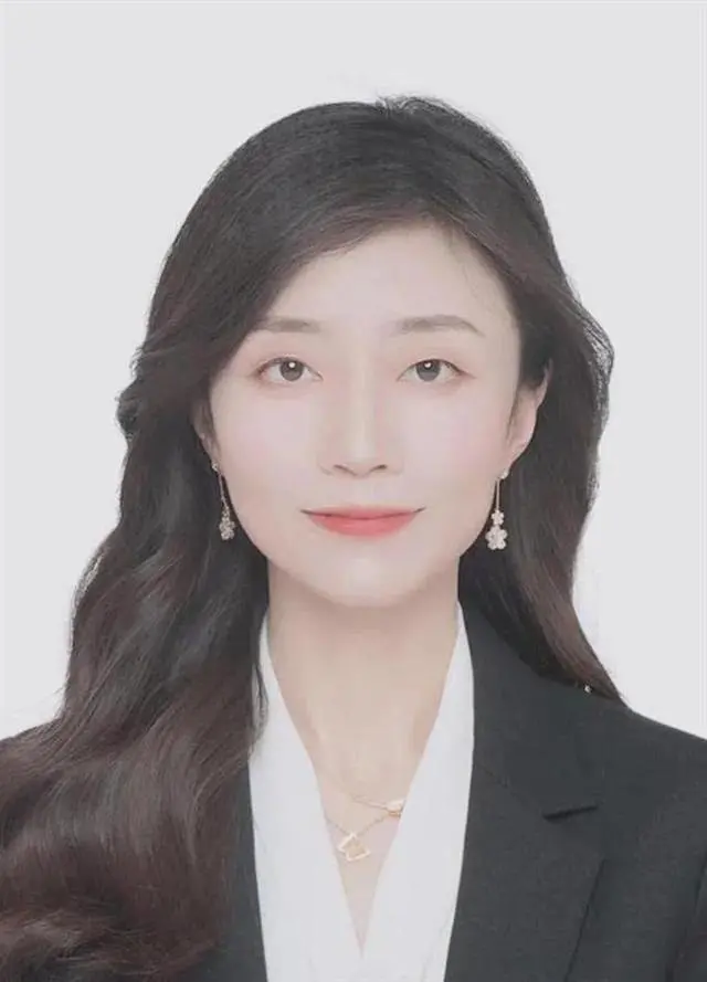 1988年出生的她，任985高校学院院长