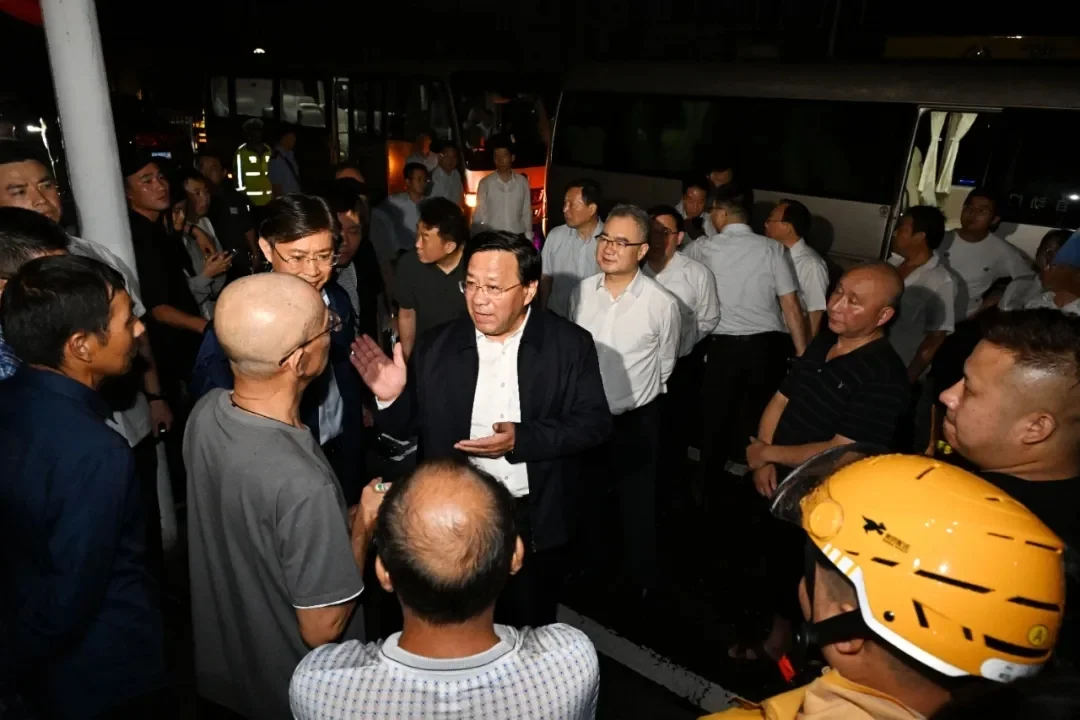 安徽歙县暴雨一医院还有医患未转移,省委书记当场拨通院长电话询问