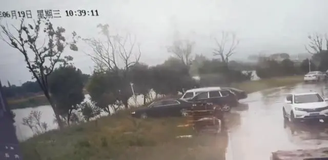 江苏一车主停车离开数分钟后,百万宾利轿车“自行启动”冲进河中