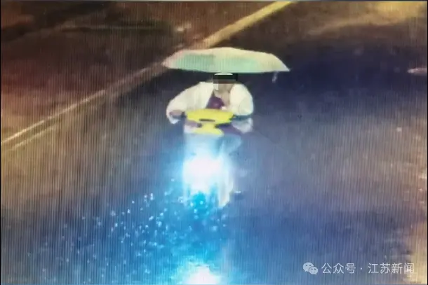 女子雨天撑伞骑行被卷入大货车底部，当场身亡