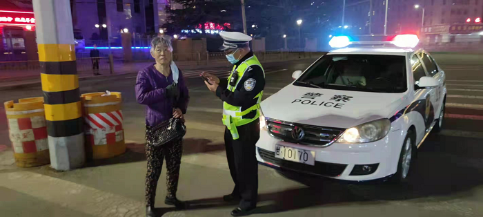 兰州交警真暖心 疫情无情人有情