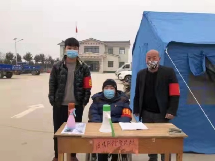 身残志坚王六勇 坐着轮椅抗疫情