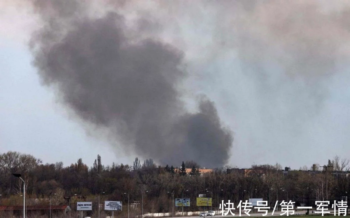 俄军发动地毯式轰炸，乌克兰精锐死伤遍地，战略机场陷入火海