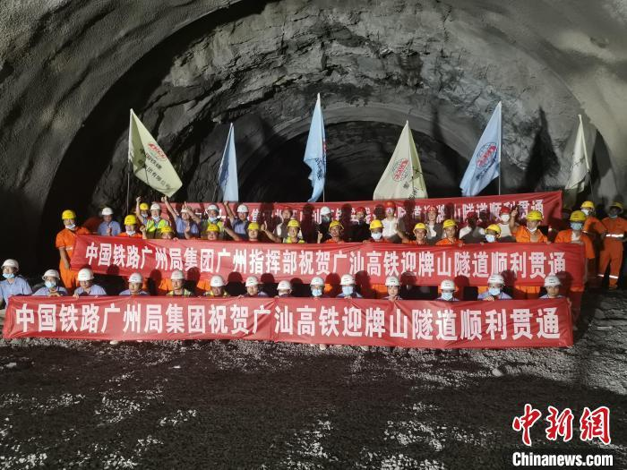 广汕高铁全线隧道全部贯通 转入全面铺轨阶段