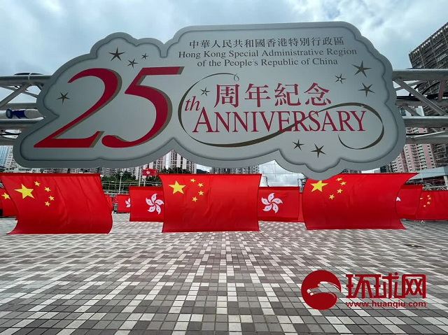香港庆祝回归25周年 黄大仙广场周围已成红色海洋