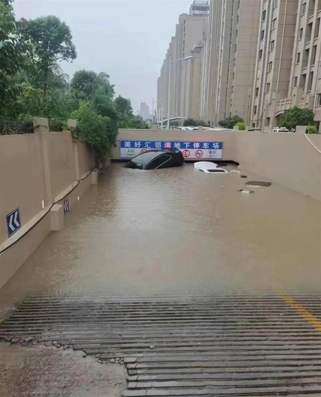 暴雨突袭徐州 七八十辆车遭遇“灭顶之灾”