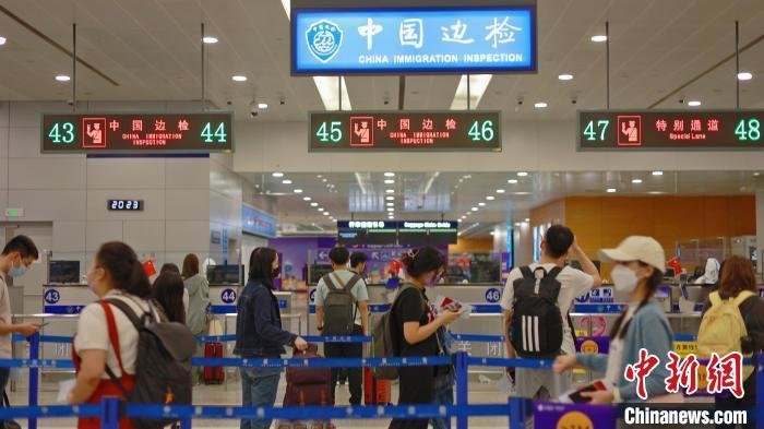 国庆多地倡导就地过节 机票量价齐升 国际航班均价大涨