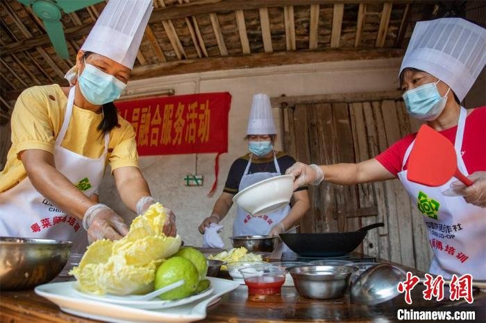 广州竹三村村民变身“粤菜师傅” 传承手打鱼丸煲美味秘笈