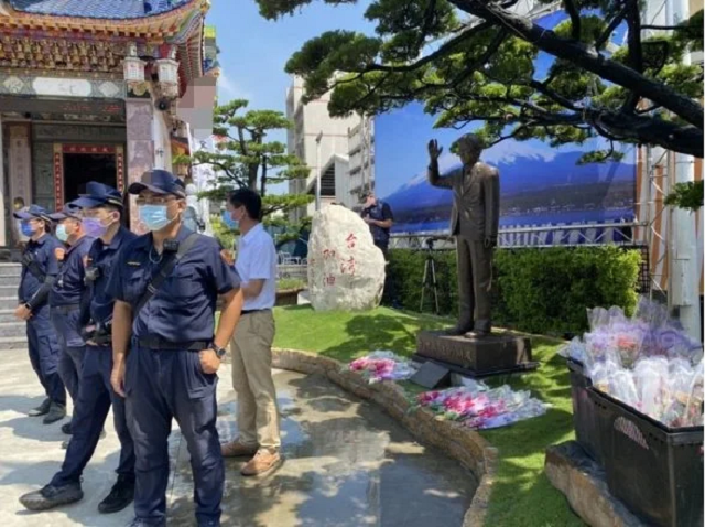高雄为安倍晋三设铜像 台团体“拔菜总部”到现场抗议