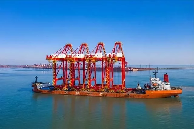 美国围杀华为不到24小时，秦刚打通重要电话，荷兰表态令美始料未及