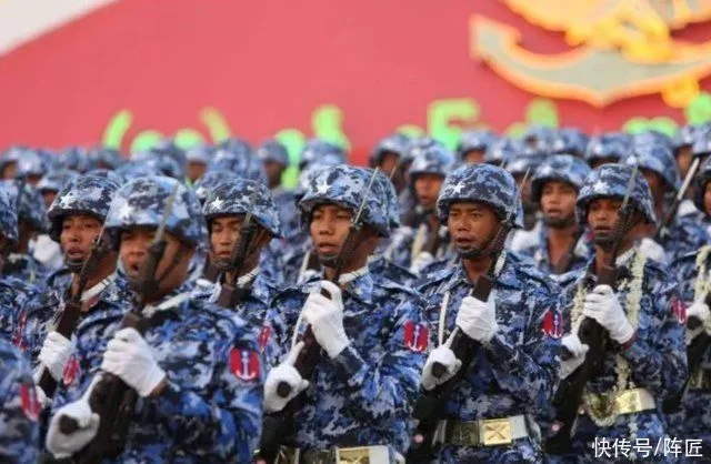 装备清一色中式步枪:若不是臂章，你可能以为是解放军的一支军队