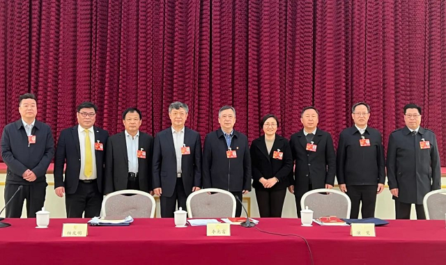 樊宏恩牧师出席全国政协第十四届一次会议