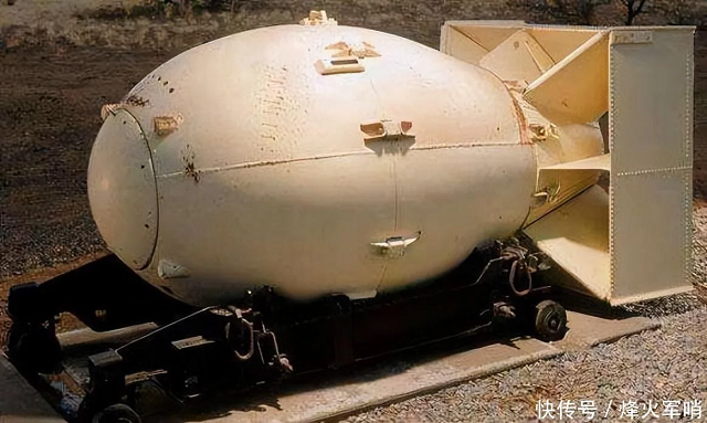 全球唯一一个主动放弃核武的国家，曾经美俄不敢惹，如今下场悲惨
