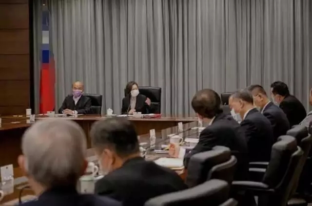 非要逼解放军出手?大陆舰机逼近台岛，美临时喊停蔡英文简报会