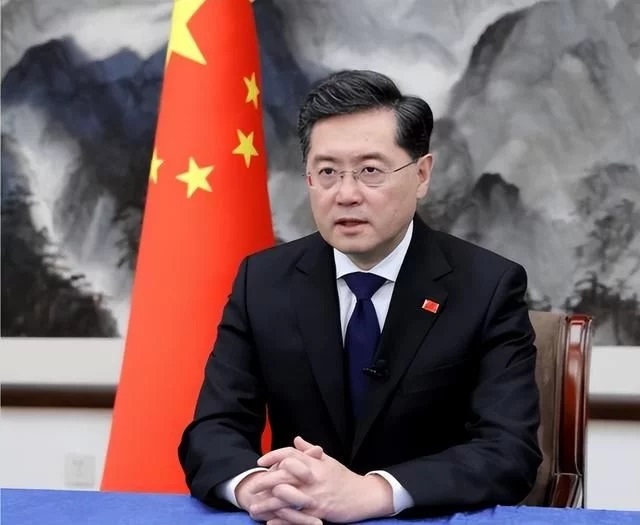 一架中国包机，直接飞向菲领土，杜特尔特重回舞台，拜登措手不及