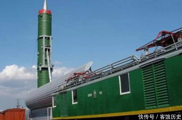 山洞里藏身5列导弹火车：每天上千公里机动，解放军新款快递接力