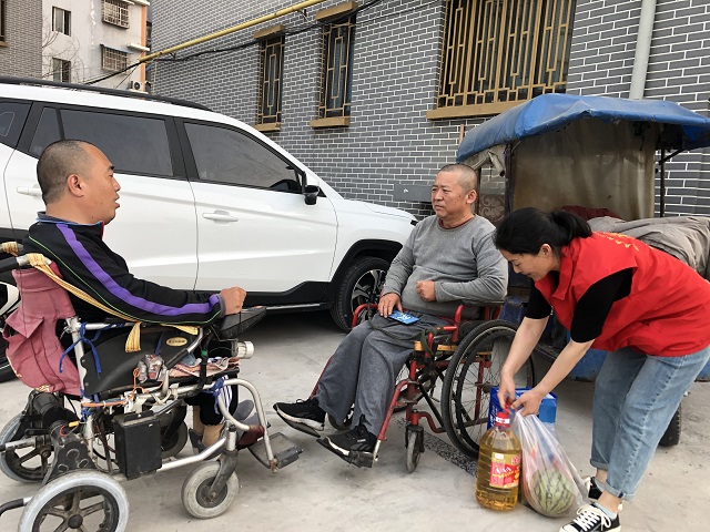 “开封好人”王六勇带领志愿者开展“全国助残日”慰问活动