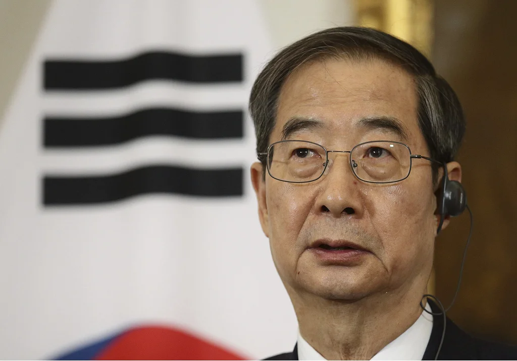 为丑闻灭火！韩国总理扫厕所