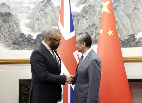 中英关系面临战略选择，英外相称孤立中国是错误
