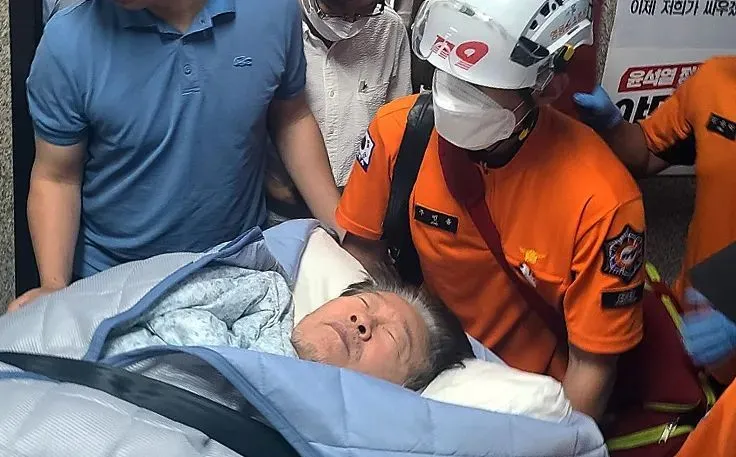 绝食20多天后，李在明被“自己人”送进牢房
