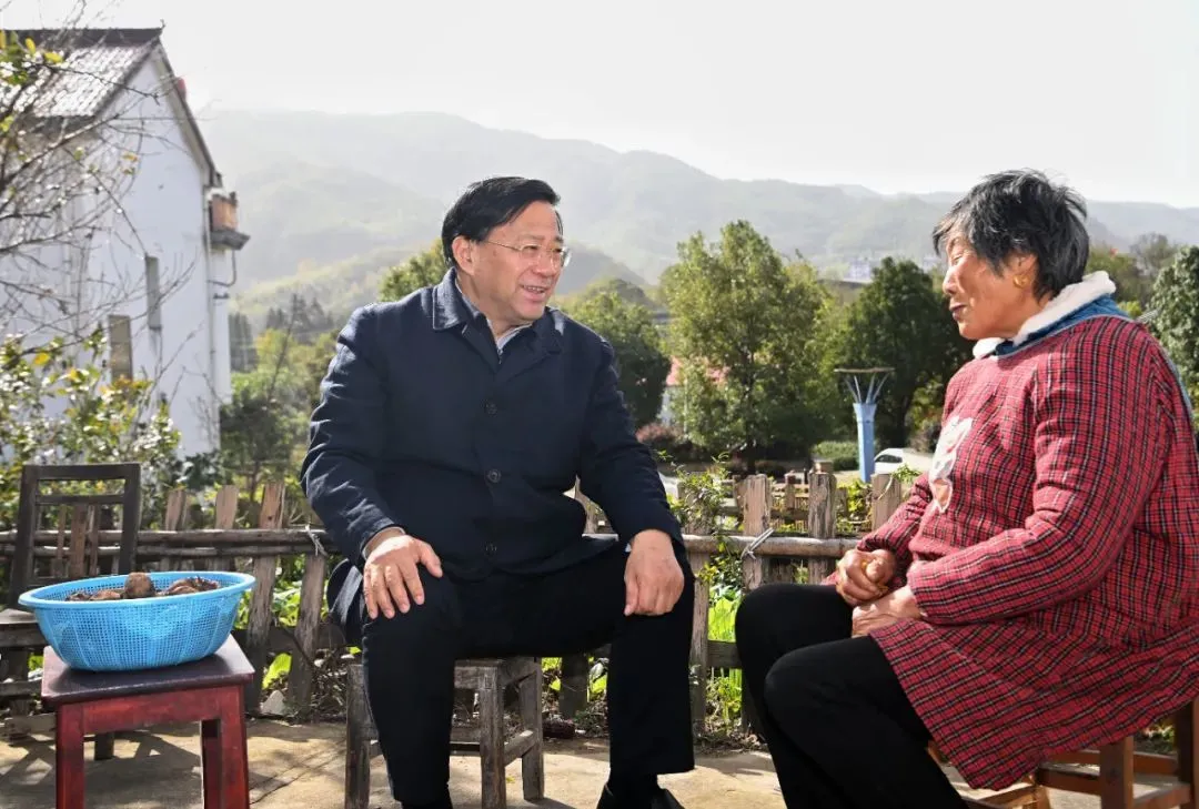 省委书记调研途中，实地察看教学点，抱起两个娃娃